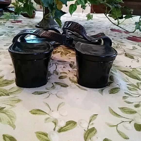 Ferragamo black patent slingbacks sz 7.5AA - Picture 3 of 6